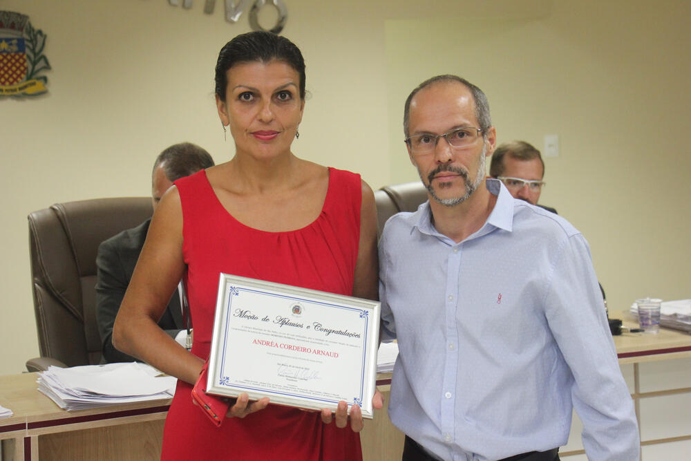 CÂMARA ENTREGA MOÇÃO DE APLAUSOS PARA ANDRÉA CORDEIRO ARNAUD