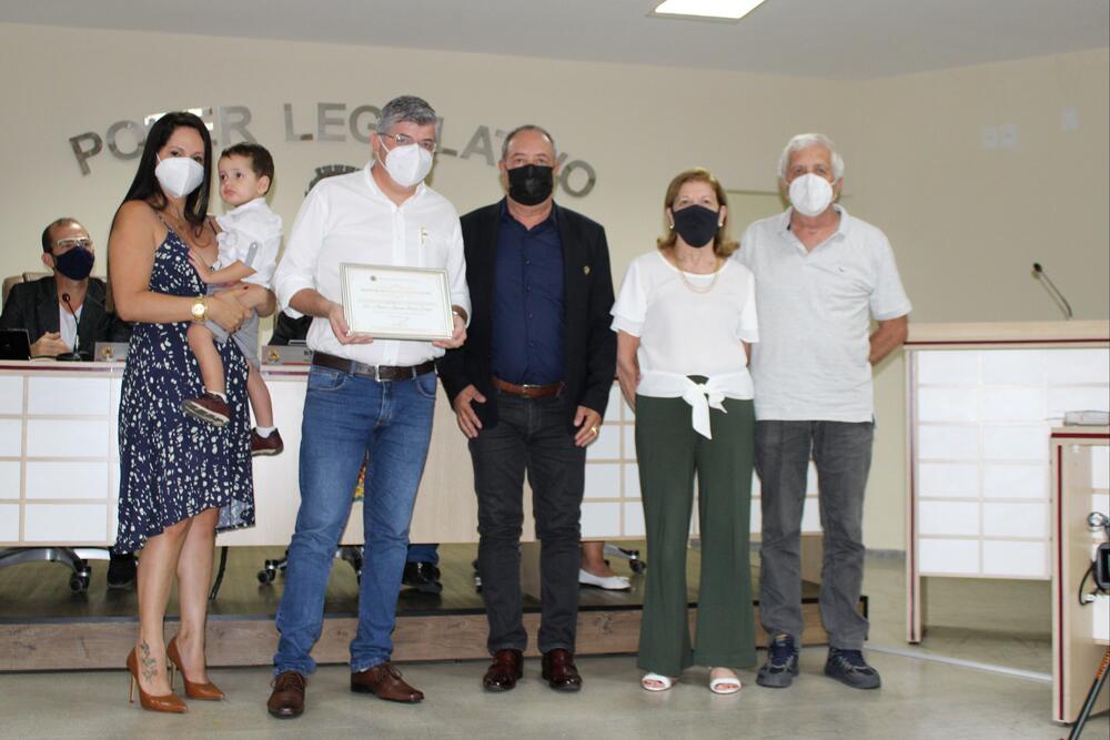 CÂMARA ENTREGA MOÇÃO DE APLAUSOS AO DENTISTA ANDRÉ JULIANO BERTO