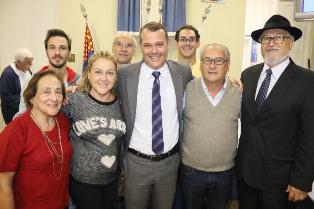 DR. CÁSSIO CAPELLARI PRESTA HOMENAGEM AO SR. ERNESTO BILIA