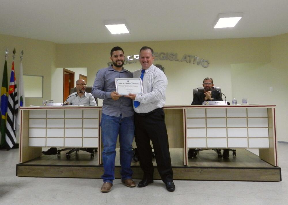 CÂMARA ENTREGA MOÇÃO DE APLAUSOS A VETERINÁRIO GABRIEL PRADO