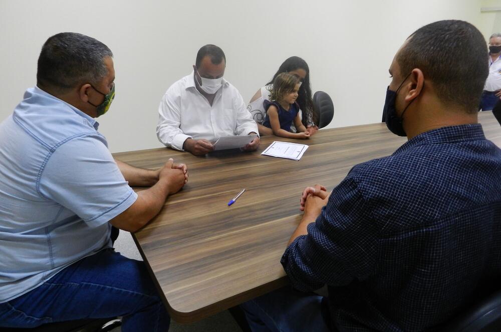 VEREADOR SE AFASTA DO CARGO E SUPLENTE É EMPOSSADO