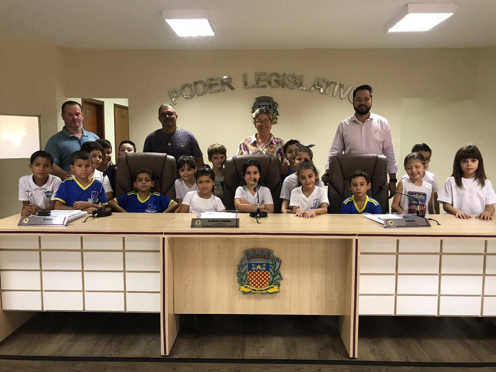ALUNOS DA REDE MUNICIPAL VISITAM CÂMARA DE VEREADORES