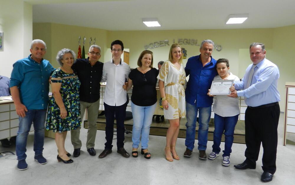 CÂMARA ENTREGA MOÇÃO DE APLAUSOS AO PROFESSOR MARCELO EUGENIO VIEIRA