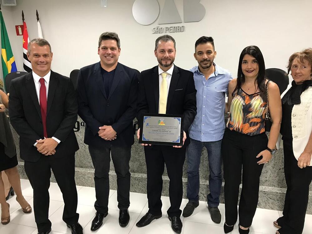 CÂMARA ENTREGA TÍTULO DE CIDADÃO SÃO-PEDRENSE AO PRESIDENTE DA OAB PAULISTA.