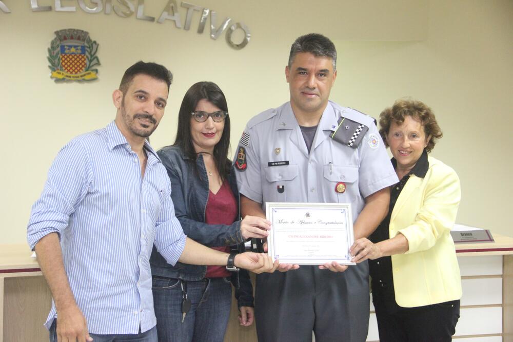 POLICIAL MILITAR ALEXANDRE RIBEIRO RECEBE MOÇÃO DE APLAUSOS POR SERVIÇOS PRESTADOS AO PROERD