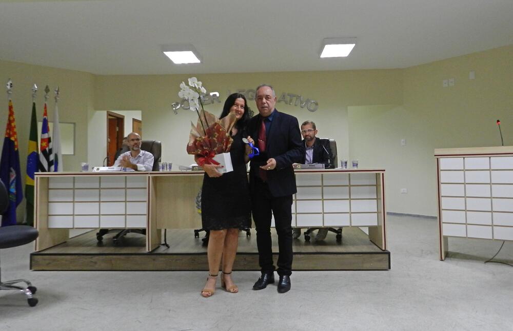 CÂMARA ENTREGA MEDALHA 22 DE FEVEREIRO À PROFESSORA MARIA MANFRINATO PINTON