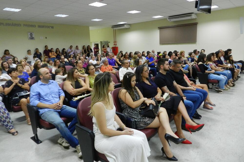 CÂMARA MUNICIPAL DE SÃO PEDRO ENTREGA PRÊMIO EDUCADOR DO ANO DE 2019