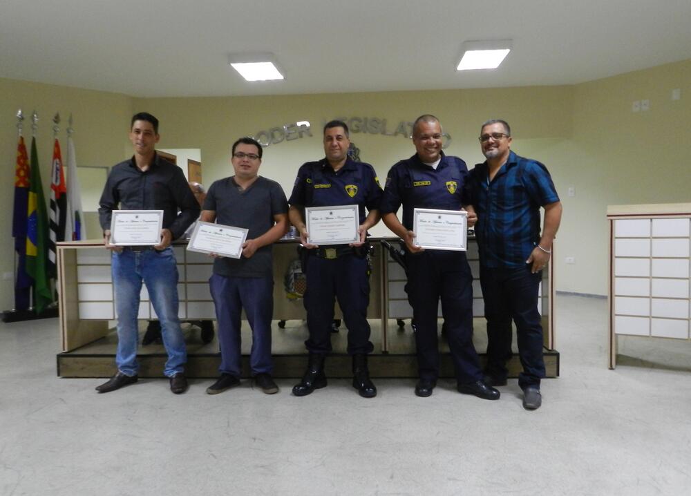 CÂMARA ENTREGA MOÇÃO DE APLAUSOS A GUARDAS CIVIS E PROFISSIONAIS DA SAÚDE