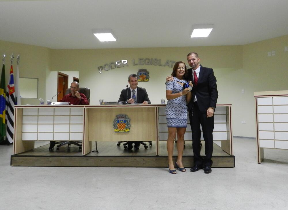 CÂMARA ENTREGA MEDALHA 22 DE FEVEREIRO À ATLETA LUZIA FERREIRA