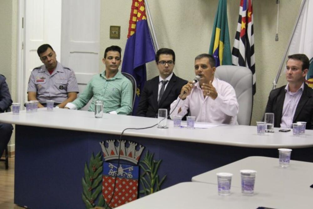 POLICIAIS CIVIS, MILITARES, RODOVIÁRIOS, BOMBEIROS E GUARDAS CIVIS MUNICIPAIS SÃO HOMENAGEADOS
