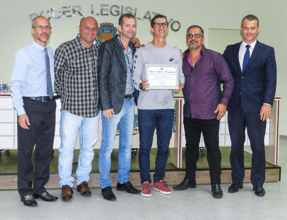 CÂMARA ENTREGA MOÇÃO DE APLAUSOS E CONGRATULAÇÕES AOS SKATISTAS CRI DUARTE E LEO LIMA