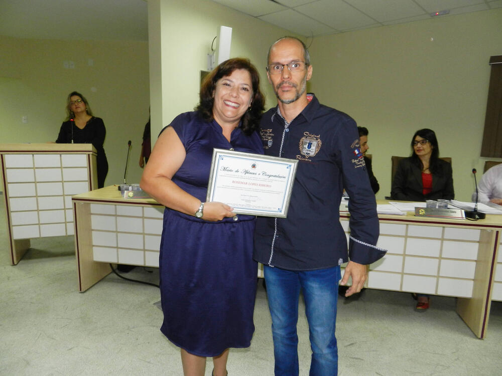 CÂMARA ENTREGA MOÇÃO DE APLAUSOS A PROFESSORA ROSEMAR LOPES RIBEIRO