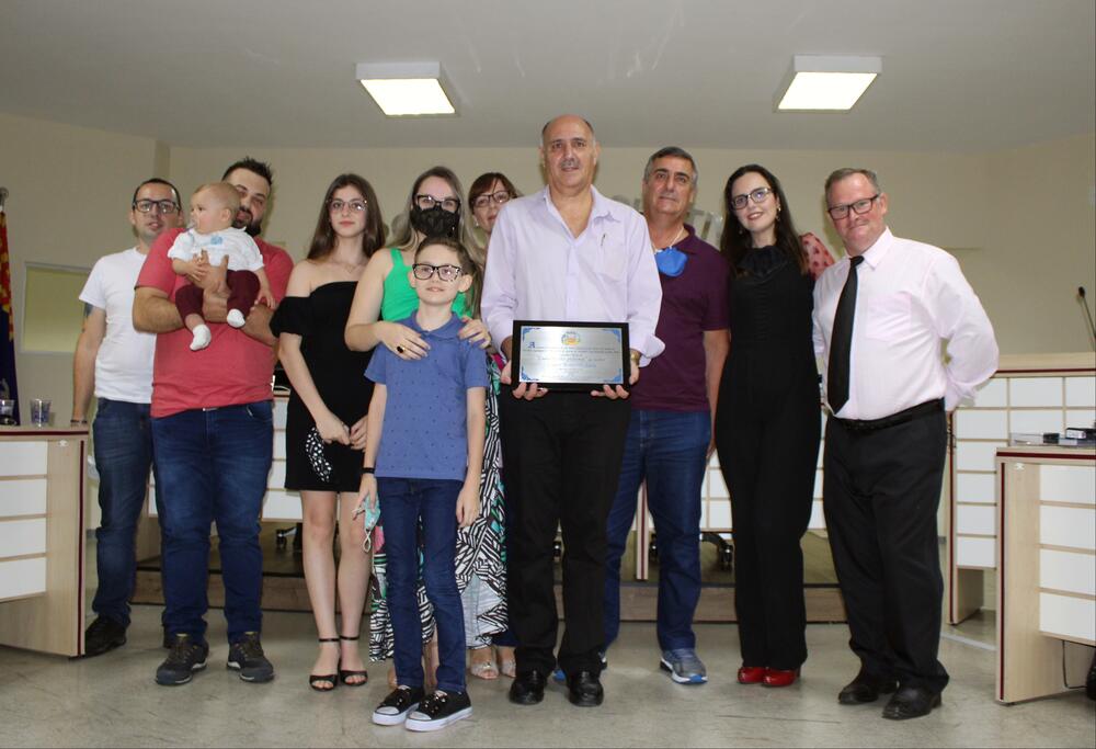 CÂMARA ENTREGA TÍTULO DE CIDADÃO A LAURO BONTORIN LEITE