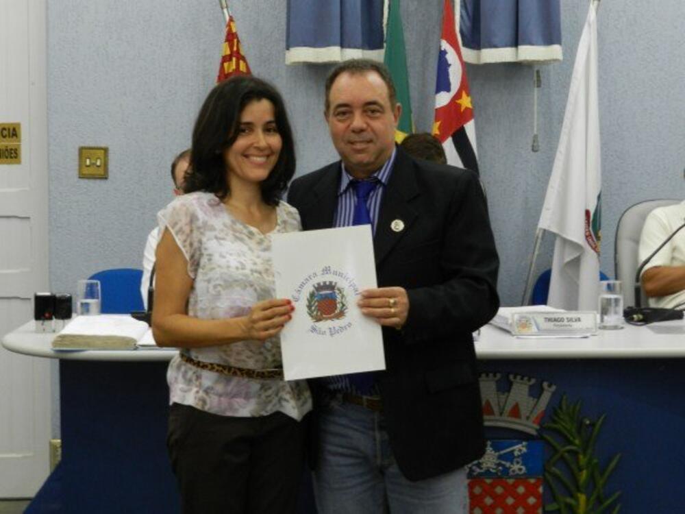 TONINHO ENTREGA MOÇÃO DE APLAUSOS E CONGRATULAÇÕES À VETERINÁRIA ANDRÉA PRATTI