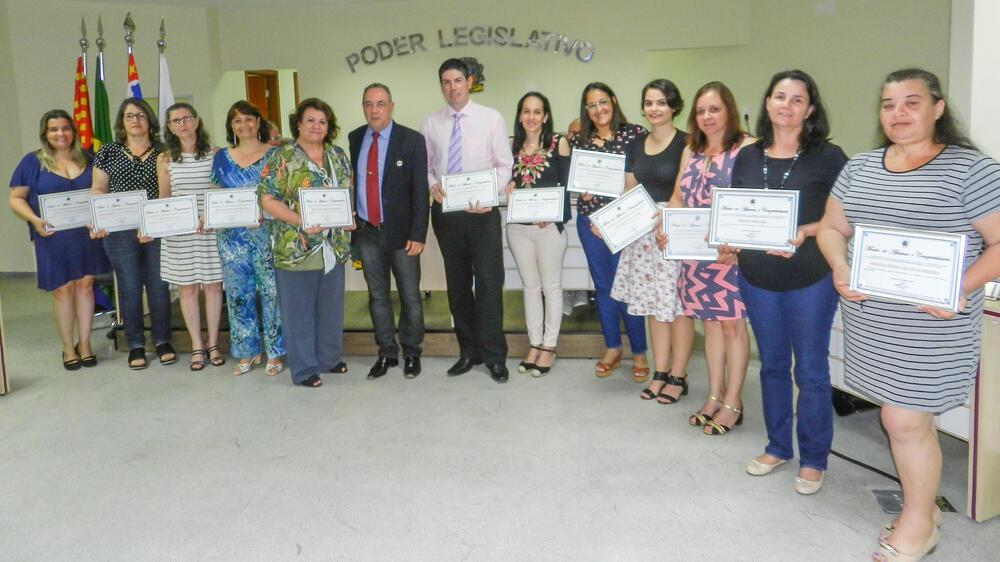 NO DIA DOS PROFESSORES, CÂMARA ENTREGA MOÇÃO AOS DOCENTES DA DA EMEB “PROFª MARIA DE FÁTIMA DO AMARAL”