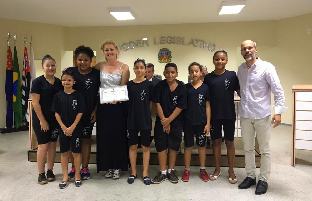 CÂMARA ENTREGA MOÇÃO DE APLAUSOS À PROFESSORA CLARA GENNARI