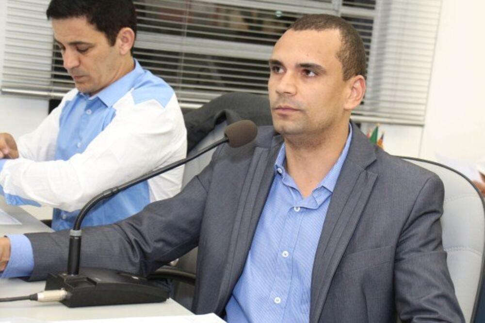 ADRIANO VITOR APRESENTA MOÇÃO DE APELO AO MINISTÉRIO DA SAÚDE SOBRE O PROGRAMA FARMÁCIA POPULAR