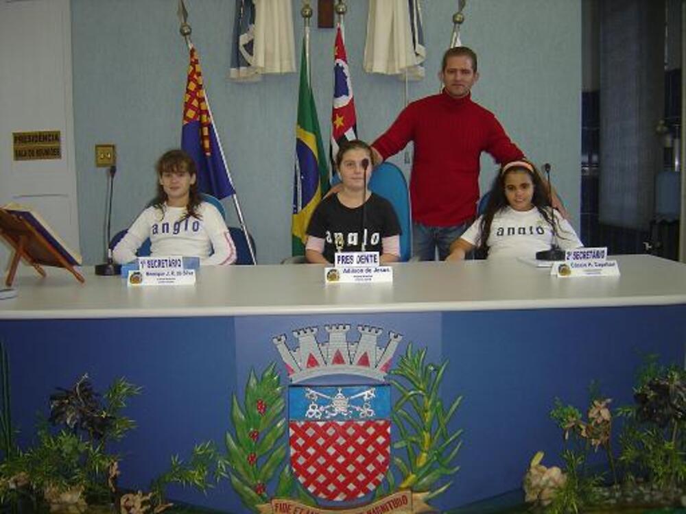 ALUNOS VISITAM A CÂMARA MUNICIPAL E ‘ENTREVISTAM’ PRESIDENTE