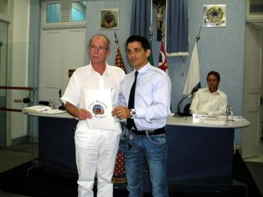 ELIAS ENTREGA MOÇÃO PARA DR. LUIZ PAULO LOMÔNACO