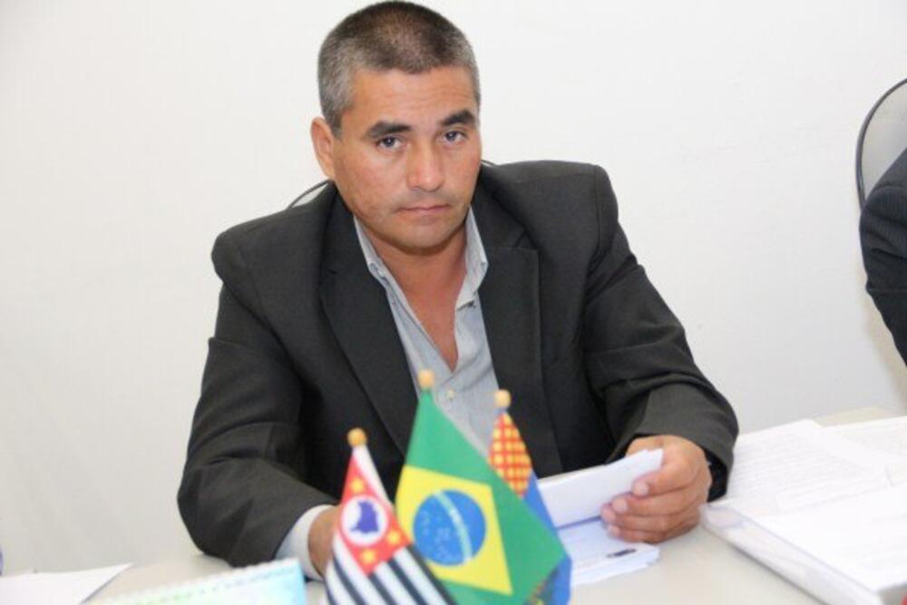 VEREADOR ÍNDIO SOLICITA A CONSTRUÇÃO DE CALÇADA EM TORNO DA ESCOLA 