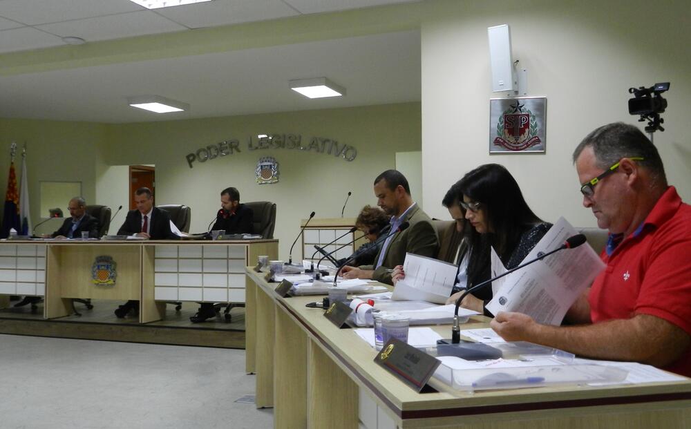 CÂMARA APROVA MOÇÃO DE APLAUSOS A ENGENHEIRO E ESCRITOR DE PIRACICABA