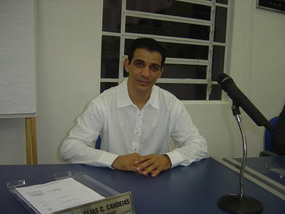 ELIAS PEDE INFORMAÇÕS SOBRE VARREDORES DE RUAS DE SÃO PEDRO