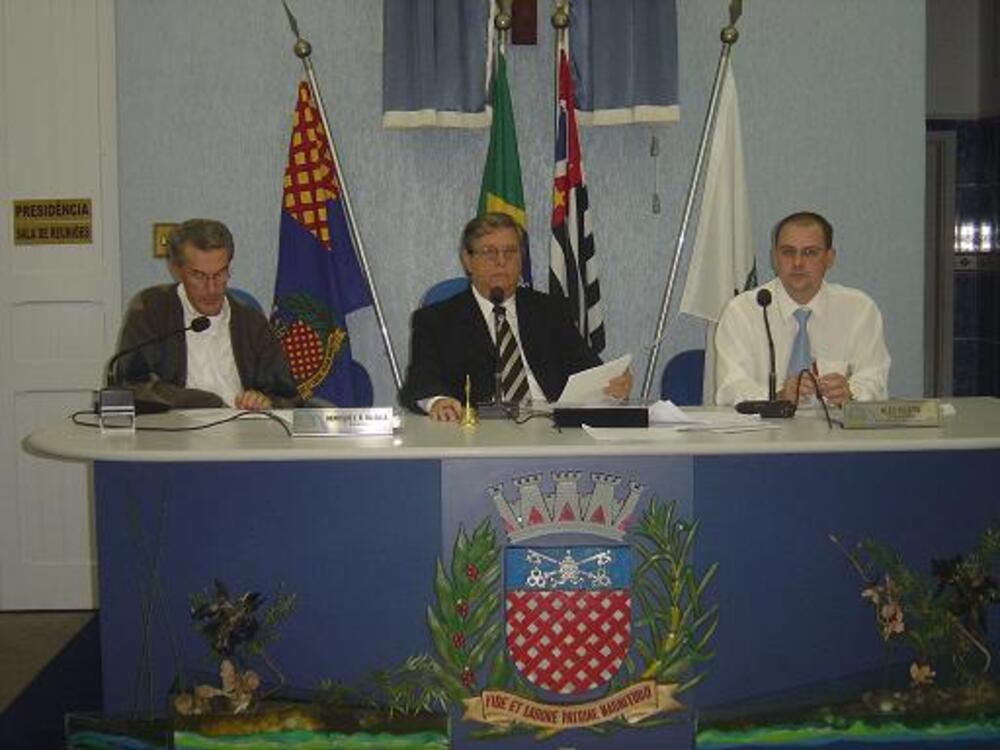 VEREADORES AUTORIZAM PREFEITURA A RECEBER RECURSOS PARA REFORMA DA PRAÇA SANTA CRUZ