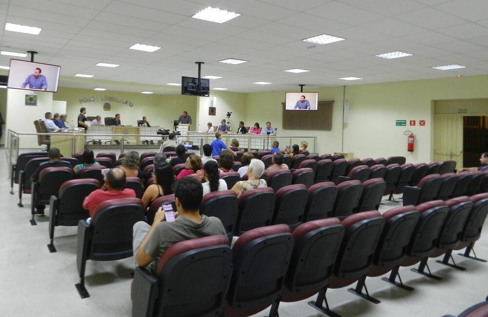 CÂMARA APROVA PL QUE AUTORIZA FORNECIMENTO DE ABSORVENTES EM ESCOLAS