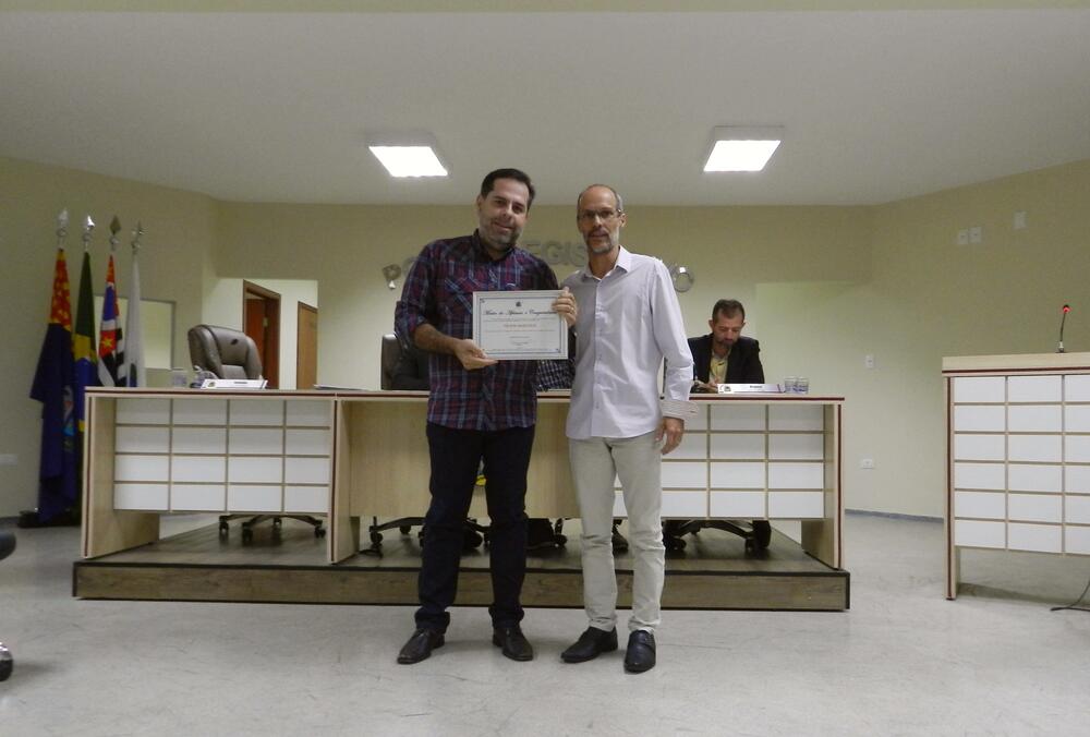 CÂMARA ENTREGA MOÇÃO DE APLAUSOS AO ADMINISTRADOR NILSON MARCHEZI